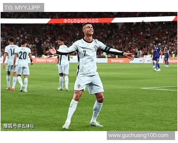 足球明星走过街头瞬间引发市民热议见证偶像的魅力与激情 足球明星走过街头瞬间引发市民热议见证偶像的魅力与激情